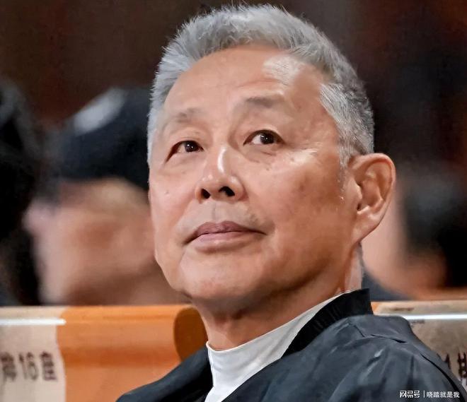 69岁陈道明现身白发苍苍依旧吸引眼球。(图15)